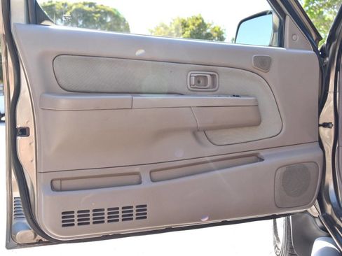 Used 2001 Nissan Frontier SE image 19