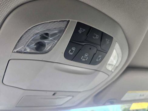 Used 2024 Chrysler Pacifica Limited FWD image 33