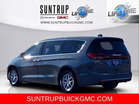 Used 2025 Chrysler Pacifica Select image 34