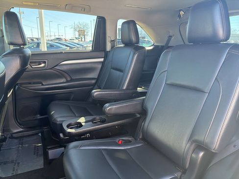 Used 2017 Toyota Highlander SE image 7