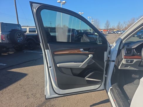 Used 2023 Audi Q5 e Premium Plus w/ Premium Plus Package image 26