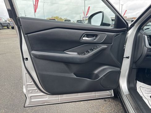 Used 2024 Nissan Rogue SV image 10