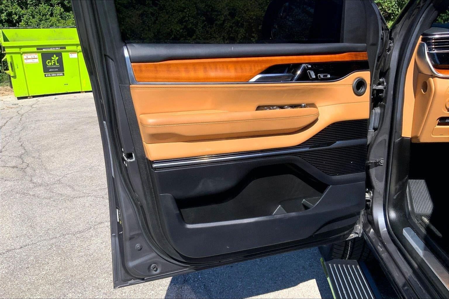 Used 2022 Jeep Grand Wagoneer Series III w/ Rear Seat Video Group 1 AWD/4WD image 26