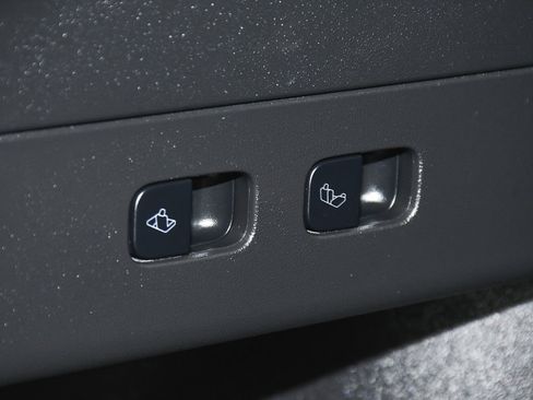 Used 2022 Tesla Model Y Long Range image 63