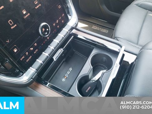 Used 2025 GMC Yukon XL Denali AWD/4WD image 11