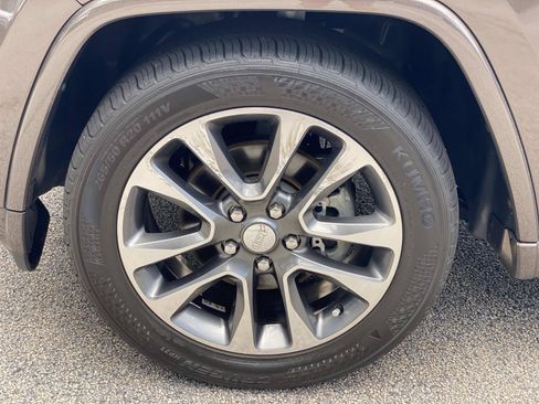 Used 2017 Jeep Grand Cherokee Overland w/ Jeep Active Safety Group RWD image 12
