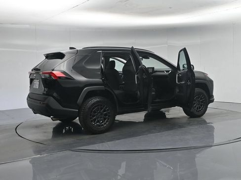 Used 2019 Toyota RAV4 XLE AWD/4WD image 5