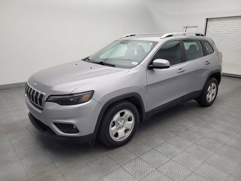 Used 2019 Jeep Cherokee Latitude w/ Cold Weather Group FWD image 2