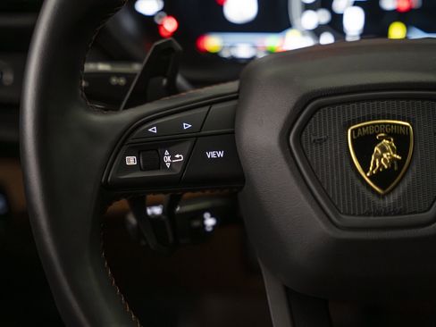 Used 2025 Lamborghini Urus SE AWD/4WD image 35