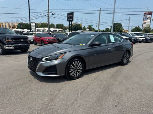 Used 2025 Nissan Altima 2.5 SV FWD image 3