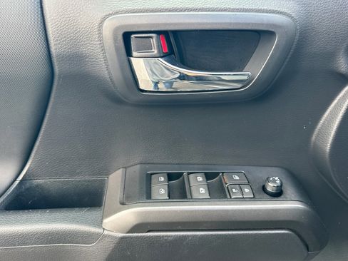 Certified 2022 Toyota Tacoma TRD Off-Road AWD/4WD image 11