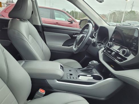 Used 2023 Toyota Highlander XLE image 9