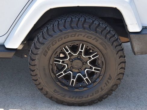 Used 2016 Jeep Wrangler Unlimited Sahara w/ Connectivity Group image 10