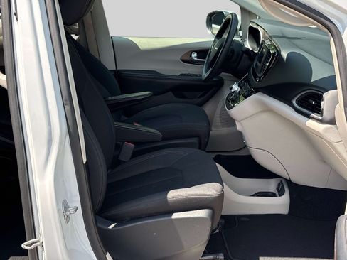 Used 2017 Chrysler Pacifica LX FWD image 14