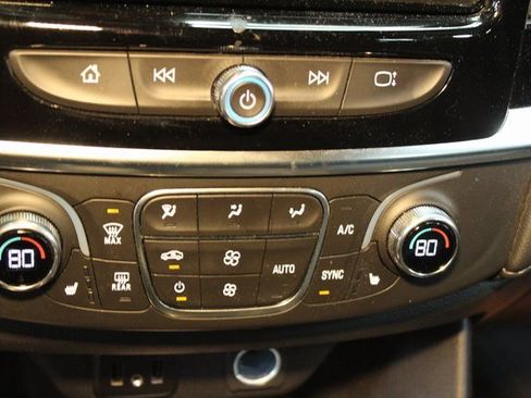 Used 2023 Chevrolet Traverse LT w/ Rear Camera Mirror Package image 27