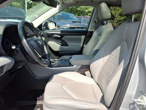 Used 2021 Toyota Highlander XLE AWD/4WD image 9