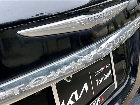 Used 2016 Chrysler Town & Country Touring image 28