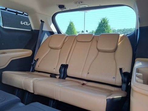 Used 2024 Kia Carnival EX FWD image 31