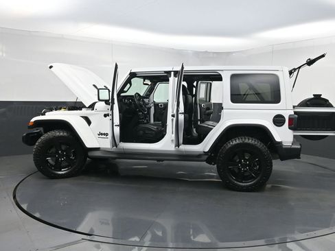 Used 2022 Jeep Wrangler Unlimited Sahara AWD/4WD image 38