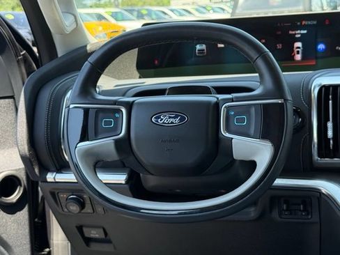 Used 2025 Ford Expedition Platinum w/ Driver's Package AWD/4WD image 8