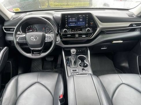 Used 2021 Toyota Highlander XLE AWD/4WD image 14