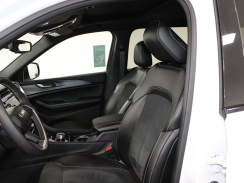 Used 2024 Jeep Grand Cherokee L Altitude AWD/4WD image 14