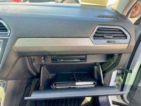 Used 2018 Volkswagen Tiguan SEL AWD/4WD image 33