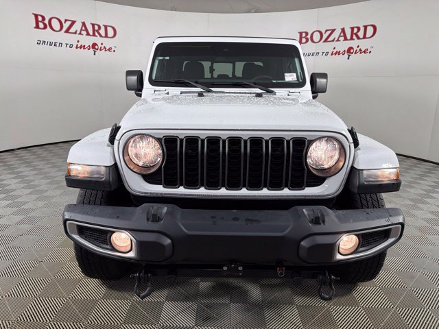 Used 2024 Jeep Gladiator Sport AWD/4WD image 2