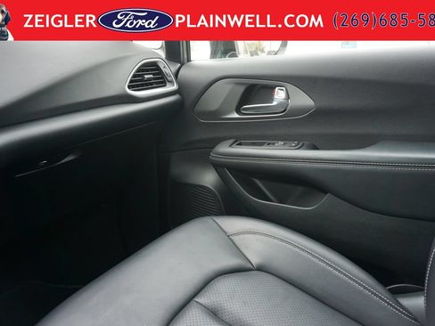 Used 2025 Chrysler Pacifica Select FWD image 33