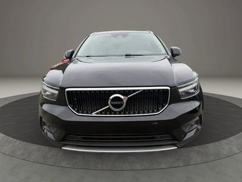 Used 2021 Volvo XC40 T4 Momentum FWD image 2