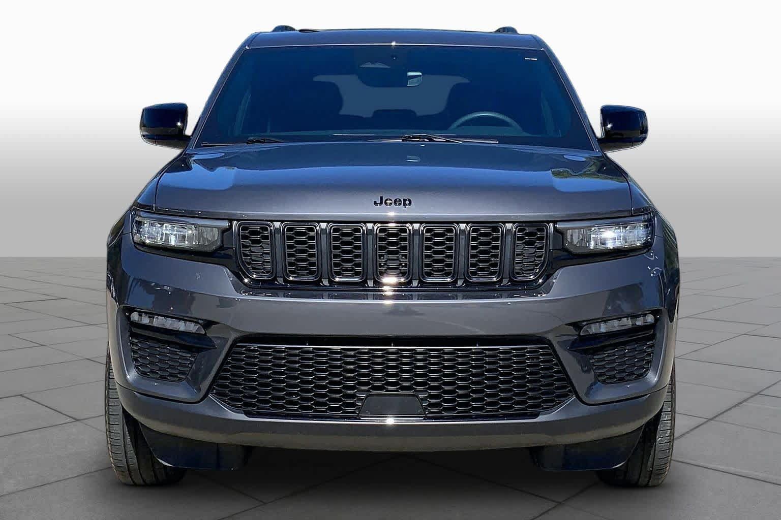 Used 2025 Jeep Grand Cherokee Limited w/ Black Appearance Package AWD/4WD image 4