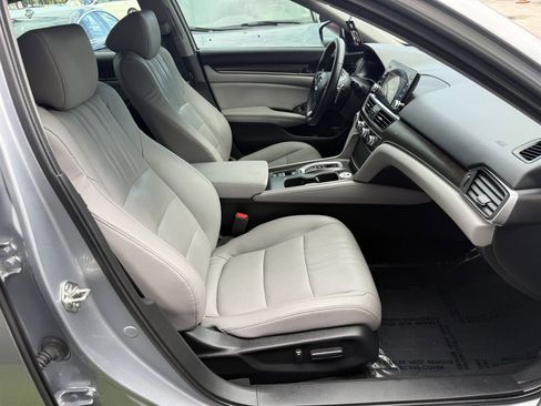 Used 2018 Honda Accord Touring image 19