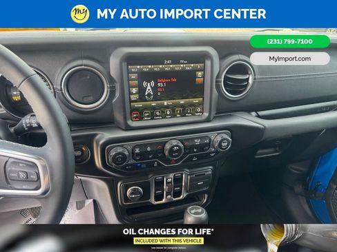 Used 2023 Jeep Wrangler Unlimited Sahara w/ Cold Weather Group AWD/4WD image 8