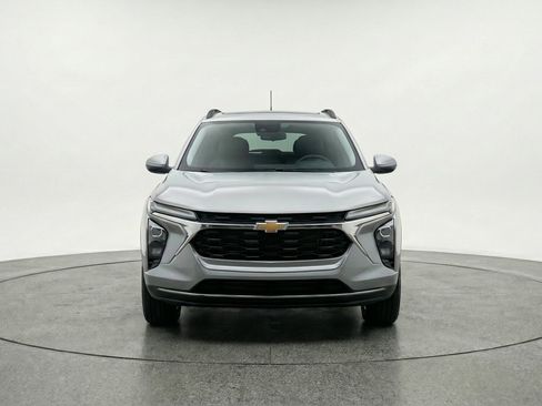 Used 2025 Chevrolet Trax LT image 2