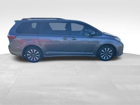 Used 2018 Toyota Sienna XLE image 7