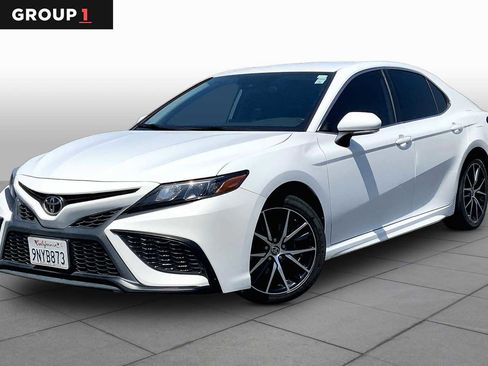 Used 2022 Toyota Camry SE FWD image 1