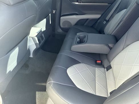 Used 2019 Toyota Camry XLE image 11