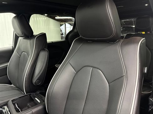 Used 2026 Chrysler Pacifica Limited w/ Uconnect Theater Family Group FWD image 18