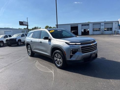 Used 2025 Chevrolet Traverse LT AWD/4WD image 1