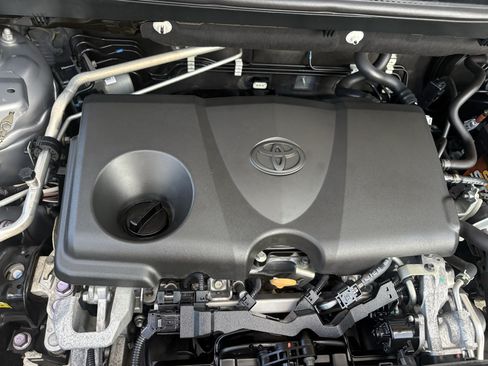 Used 2019 Toyota RAV4 LE w/ Carpet Mat Package FWD image 28