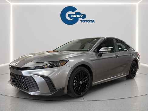 Used 2025 Toyota Camry SE FWD image 2