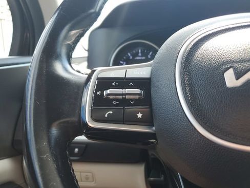 Used 2022 Kia Carnival LX FWD image 23
