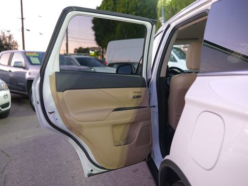 Used 2017 Mitsubishi Outlander SEL image 24