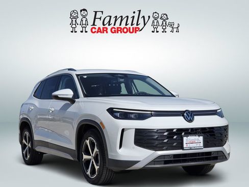 New 2026 Volkswagen Tiguan SE FWD image 2