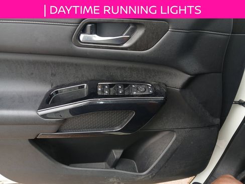 Used 2022 Nissan Pathfinder SV w/ SV Premium Package FWD image 11