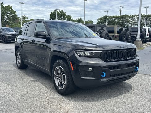 Used 2022 Jeep Grand Cherokee Trailhawk w/ Advanced Protech Group II AWD/4WD image 2
