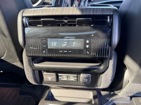 Used 2022 Jeep Wagoneer Series III w/ Premium Group I image 46