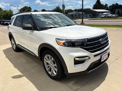 Used 2020 Ford Explorer XLT w/ Equipment Group 202A AWD/4WD image 4