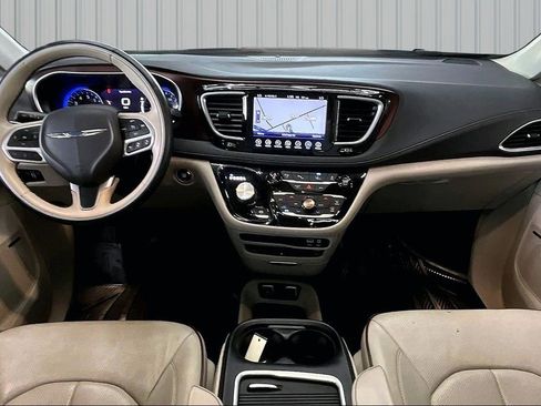 Used 2017 Chrysler Pacifica Limited FWD image 7