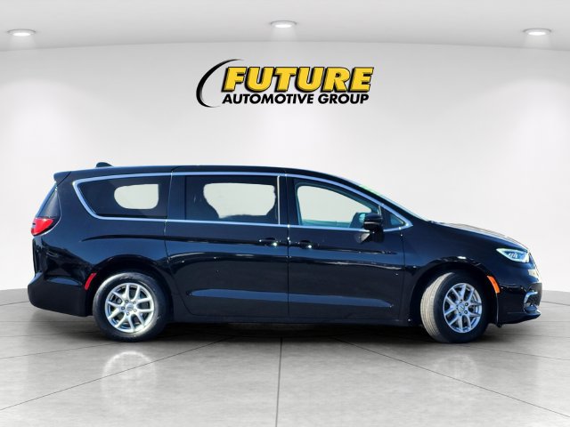 Used 2024 Chrysler Pacifica Touring-L FWD image 3